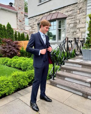 Julie du Page Instagram - La pluie a cessé, le bal peut commencer!
Je n’ai pas connu le bal de finissants de ma fille à cause de la pandémie. Je me rattrape avec celui de mon bébé! Bonne soirée A & A!

🤵🏼‍♂️ @sartorialto 
👞 @aldo_shoes 
@lesrelookeuses