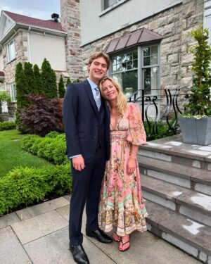 Julie du Page Instagram - La pluie a cessé, le bal peut commencer!
Je n’ai pas connu le bal de finissants de ma fille à cause de la pandémie. Je me rattrape avec celui de mon bébé! Bonne soirée A & A!

🤵🏼‍♂️ @sartorialto 
👞 @aldo_shoes 
@lesrelookeuses