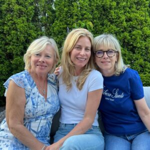Julie du Page Instagram - On accumule tellement de photos au fil du temps et l’autre jour, j’ai décidé de faire du classement. Voici une petite partie (il y en a tant d’autres ) de mon l’album « femmes inspirantes », celles que j’admire, qui me stimulent, me challengent, etc.

Je lance ça comme ça, mais si jamais ça vous tente de continuer cette chaîne de femmes inspirantes… Femmes, je vous ❤️

#journeeinternationaledesdroitsdesfemmes
#femmesinspirantes