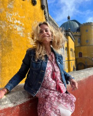 Julie du Page Instagram - Si vous pouviez partir n’importe où, quelle serait votre destination? À l’approche des vacances, quelles sont les tendances voyages 2024? ✈️ Mercredi 8h45 @salutbonjourofficiel