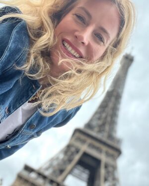Julie du Page Instagram - Si vous pouviez partir n’importe où, quelle serait votre destination? À l’approche des vacances, quelles sont les tendances voyages 2024? ✈️ Mercredi 8h45 @salutbonjourofficiel
