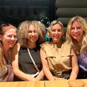 Julie du Page Instagram - On accumule tellement de photos au fil du temps et l’autre jour, j’ai décidé de faire du classement. Voici une petite partie (il y en a tant d’autres ) de mon l’album « femmes inspirantes », celles que j’admire, qui me stimulent, me challengent, etc.

Je lance ça comme ça, mais si jamais ça vous tente de continuer cette chaîne de femmes inspirantes… Femmes, je vous ❤️

#journeeinternationaledesdroitsdesfemmes
#femmesinspirantes