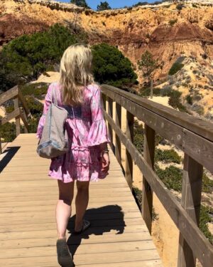 Julie du Page Instagram - Si vous pouviez partir n’importe où, quelle serait votre destination? À l’approche des vacances, quelles sont les tendances voyages 2024? ✈️ Mercredi 8h45 @salutbonjourofficiel
