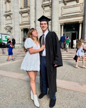 Julie du Page Instagram - Tu nous rends si fiers Augustin, diplômé du secondaire! ❤️ Bravo mon chéri! Le collège avait organisé une belle cérémonie et c’était émouvant de voir les parents si émus à l’appel du nom de leur progéniture. Pas pu m’empêcher de verser quelques larmes aussi… 
C’est beau de voir des jeunes allumés, (qui ne l’ont pas eu facile, pandémie oblige), prêts à passer à une autre étape de leur vie. Bravo cohorte @collegebrebeuf 2019-2024, le monde vous appartient! C’est mon coup de 🫶🏻 de la semaine!