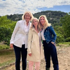 Julie du Page Instagram - On accumule tellement de photos au fil du temps et l’autre jour, j’ai décidé de faire du classement. Voici une petite partie (il y en a tant d’autres ) de mon l’album « femmes inspirantes », celles que j’admire, qui me stimulent, me challengent, etc.

Je lance ça comme ça, mais si jamais ça vous tente de continuer cette chaîne de femmes inspirantes… Femmes, je vous ❤️

#journeeinternationaledesdroitsdesfemmes
#femmesinspirantes
