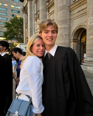 Julie du Page Instagram - Tu nous rends si fiers Augustin, diplômé du secondaire! ❤️ Bravo mon chéri! Le collège avait organisé une belle cérémonie et c’était émouvant de voir les parents si émus à l’appel du nom de leur progéniture. Pas pu m’empêcher de verser quelques larmes aussi… 
C’est beau de voir des jeunes allumés, (qui ne l’ont pas eu facile, pandémie oblige), prêts à passer à une autre étape de leur vie. Bravo cohorte @collegebrebeuf 2019-2024, le monde vous appartient! C’est mon coup de 🫶🏻 de la semaine!