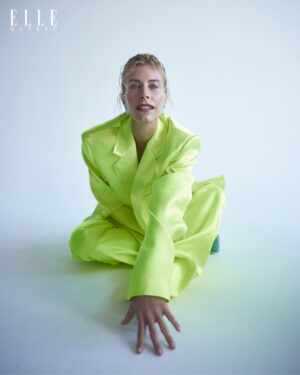 Julie du Page Instagram - Ma première réaction quand j’ai su que j’allais faire le cover du @ellequebec ? « Pincez-moi je rêve! » 

Je me suis laissée porter par cette belle aventure et j’ai savouré chaque instant. Du photoshoot (où je suis sortie de ma zone de confort) à la magnifique entrevue sans filtre de @joaniepietracupa 

Un grand merci @lancomeofficial @ameliefortiercyr @ilhem.ker et à toute l’équipe. Depuis 1 an 1/2, vous me faites vivre des moments inoubliables! 💕 En vous, je retrouve une famille. 

Et bien sûr, un merci spécial à toute l’équipe du @ellequebec. Quand j’étais adolescente, ma marraine m’a abonnée au Elle France (il n’y avait pas encore la version Qc) et chaque numéro que je recevais par la poste était un événement. Du haut de mes 14 ans, j’étais loin d’imaginer qu’un jour je serais la cover girl de ce prestigieux magazine…

Je suis fière! Encore merci à toute l’équipe @ellequebec 
@sophiebanford 
@joaniepietracupa 
@lauriedup 

Photographe @d.picard Assistant photo @pachakal Directrice de création & styliste @olivia_leblanc Assistantes au stylisme @indiannna @juliettebourbonniere Maquillage @ronnietrembaly (@folioartists, avec des produits @lancomeofficial) Coiffure @turpinsteven (avec des produits @moroccanoil) Productrice @penelope.lm Assistante à la production @scormz

Merci à mes complices 😘 @martine158 
@izamasse2 #bichango