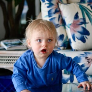 Julie du Page Instagram - Un jour, tu te réveilles et ton bébé a 17 ans. Joyeux anniversaire mon Augustin! C’était une journée belle et douce comme celle-ci quand tu t’es pointé le bout du nez. Merci de me donner ce privilège de te voir grandir et déployer tes ailes.
Je t’aime si fort 😘❤️🥳