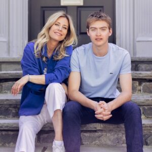 Julie du Page Instagram - Un jour, tu te réveilles et ton bébé a 17 ans. Joyeux anniversaire mon Augustin! C’était une journée belle et douce comme celle-ci quand tu t’es pointé le bout du nez. Merci de me donner ce privilège de te voir grandir et déployer tes ailes.
Je t’aime si fort 😘❤️🥳