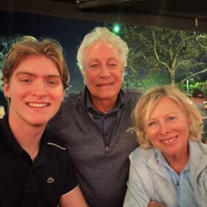 Julie du Page Instagram - Un jour, tu te réveilles et ton bébé a 17 ans. Joyeux anniversaire mon Augustin! C’était une journée belle et douce comme celle-ci quand tu t’es pointé le bout du nez. Merci de me donner ce privilège de te voir grandir et déployer tes ailes.
Je t’aime si fort 😘❤️🥳