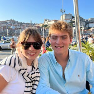 Julie du Page Instagram - Un jour, tu te réveilles et ton bébé a 17 ans. Joyeux anniversaire mon Augustin! C’était une journée belle et douce comme celle-ci quand tu t’es pointé le bout du nez. Merci de me donner ce privilège de te voir grandir et déployer tes ailes.
Je t’aime si fort 😘❤️🥳