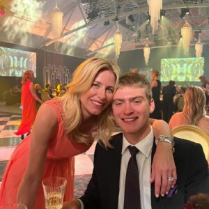 Julie du Page Instagram - Un jour, tu te réveilles et ton bébé a 17 ans. Joyeux anniversaire mon Augustin! C’était une journée belle et douce comme celle-ci quand tu t’es pointé le bout du nez. Merci de me donner ce privilège de te voir grandir et déployer tes ailes.
Je t’aime si fort 😘❤️🥳