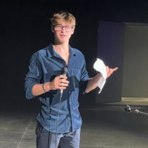 Julie du Page Instagram - Un jour, tu te réveilles et ton bébé a 17 ans. Joyeux anniversaire mon Augustin! C’était une journée belle et douce comme celle-ci quand tu t’es pointé le bout du nez. Merci de me donner ce privilège de te voir grandir et déployer tes ailes.
Je t’aime si fort 😘❤️🥳