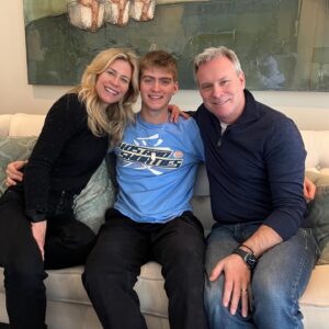 Julie du Page Instagram - Un jour, tu te réveilles et ton bébé a 17 ans. Joyeux anniversaire mon Augustin! C’était une journée belle et douce comme celle-ci quand tu t’es pointé le bout du nez. Merci de me donner ce privilège de te voir grandir et déployer tes ailes.
Je t’aime si fort 😘❤️🥳