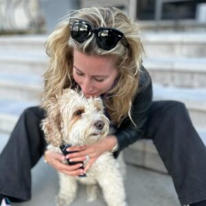 Julie du Page Instagram - Joyeux 7e anniversaire Monsieur Boogie, mon buddy à qui je parle quand personne m’écoute, mon toutou, ma doudou, ma bouillotte. Il ne te manque que la parole… et encore! Le sais-tu combien tu me fais du bien? 🐶🫶🏻❤️ #doglover #monsieurboogie