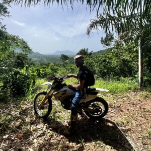 Julien Coste Instagram - Journée enduro au Togo 🇹🇬

#enduro #togo #life #chaleur
