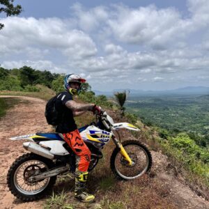 Julien Coste Instagram - Journée enduro au Togo 🇹🇬

#enduro #togo #life #chaleur