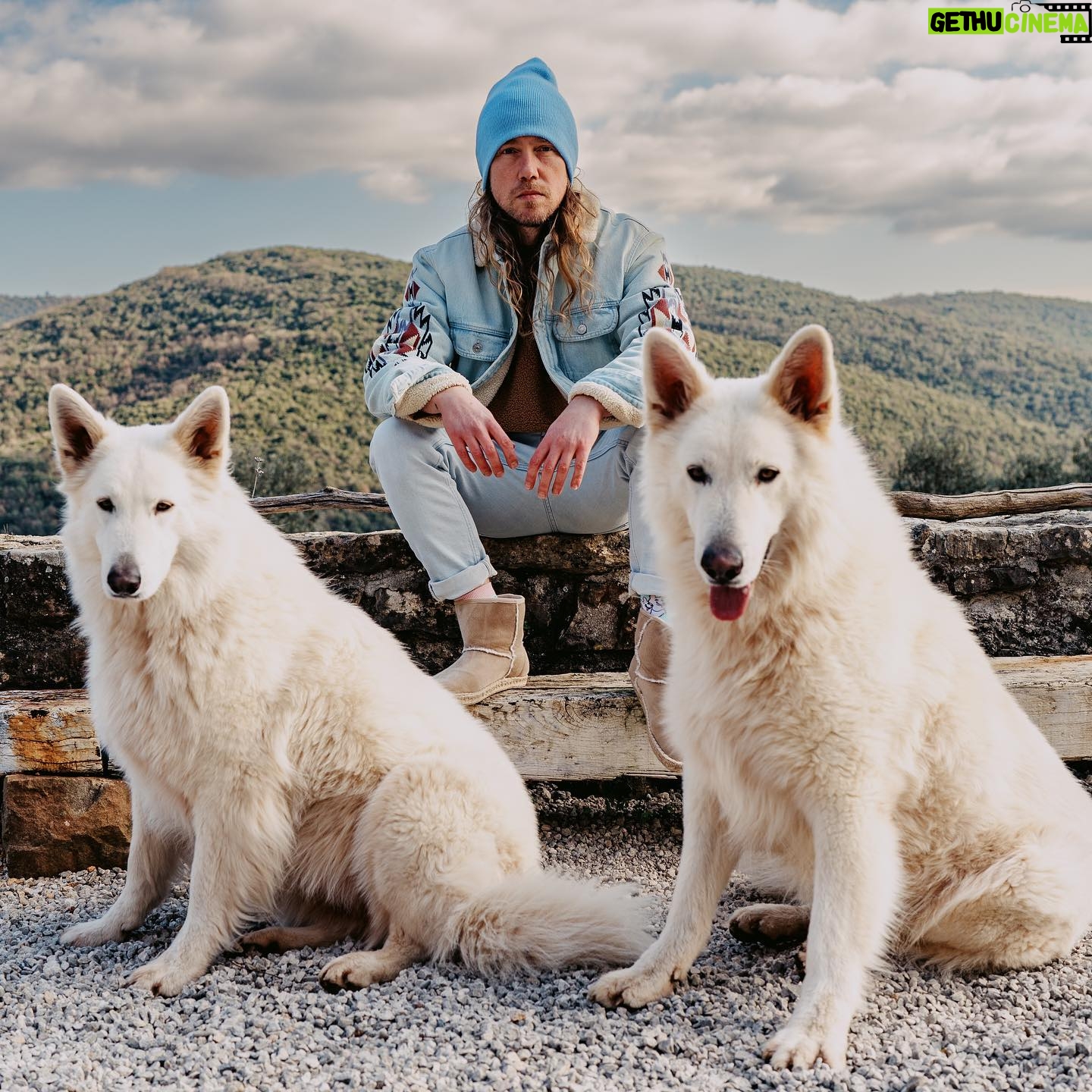 Julien Doré - 64K Likes - Fier de mes loups @simoneetjeanmarc qui ont créé une édition limitée de paquets de croquettes et bouteilles d’huile de saumon au profit de @la_spa 🐾💕
@ultrapremiumdirect
(Lien en story)
📸 by @goledzinowski