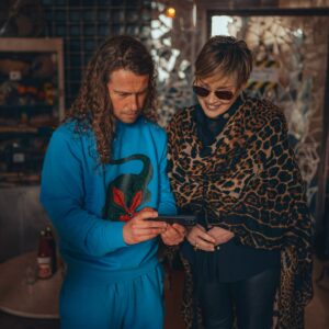 Julien Doré Instagram - Le J et la S 😍

« Paroles Paroles » en duo dans #IMPOSTEUR 
Nouvel Album dispo en précommande le 17.07 ⏰

📸 by @goledzinowski
