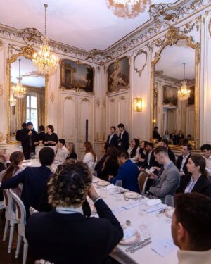 Julien Guirado Instagram - Ravis d’avoir pu participer à cette conférence ou le thème aborder était «  code sociaux professionnels «  avec ces élèves de La Sorbonne @excellencepropulsion dans ce lieu unique @hotelalfredsommier @mavrickgaland