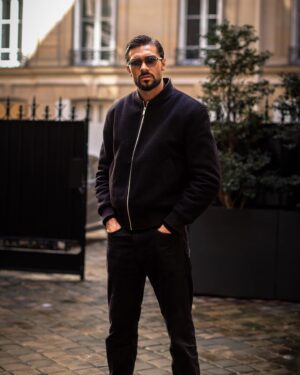 Julien Guirado Instagram - Ravis d’avoir pu participer à cette conférence ou le thème aborder était «  code sociaux professionnels «  avec ces élèves de La Sorbonne @excellencepropulsion dans ce lieu unique @hotelalfredsommier @mavrickgaland