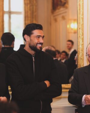 Julien Guirado Instagram - Ravis d’avoir pu participer à cette conférence ou le thème aborder était «  code sociaux professionnels «  avec ces élèves de La Sorbonne @excellencepropulsion dans ce lieu unique @hotelalfredsommier @mavrickgaland