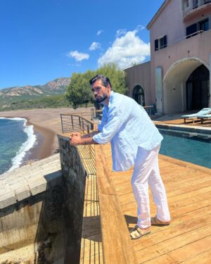 Julien Guirado Instagram - Niché dans la charmante région de Calvi, @domaine_argentella vous invite à découvrir toutes les splendeurs naturelles de l’Île de Beauté. Cet écrin de sérénité, dissimulé par la verdure luxuriante et doté d’un accès privé à la plage, offre une vue imprenable sur la mer et les montagnes environnantes. L’architecture de la maison, fusion harmonieuse entre charme traditionnel et modernité, est sublimée par une décoration intérieure soignée et chaleureuse.