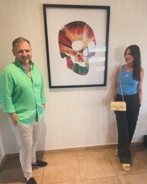 Julien Guirado Instagram - #artdealer @damienhirst @viktorias_gallery