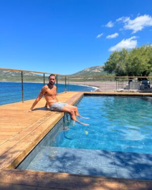 Julien Guirado Instagram - Niché dans la charmante région de Calvi, @domaine_argentella vous invite à découvrir toutes les splendeurs naturelles de l’Île de Beauté. Cet écrin de sérénité, dissimulé par la verdure luxuriante et doté d’un accès privé à la plage, offre une vue imprenable sur la mer et les montagnes environnantes. L’architecture de la maison, fusion harmonieuse entre charme traditionnel et modernité, est sublimée par une décoration intérieure soignée et chaleureuse.