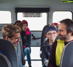 Julien Lacroix Instagram - J'ai été parent accompagnateur pour une sortie scolaire avec nul autre que la légende Louis-José Houde.

Va voter pour l'Olivier de l'année, on est tous les deux en nomination, lien dans ma bio.