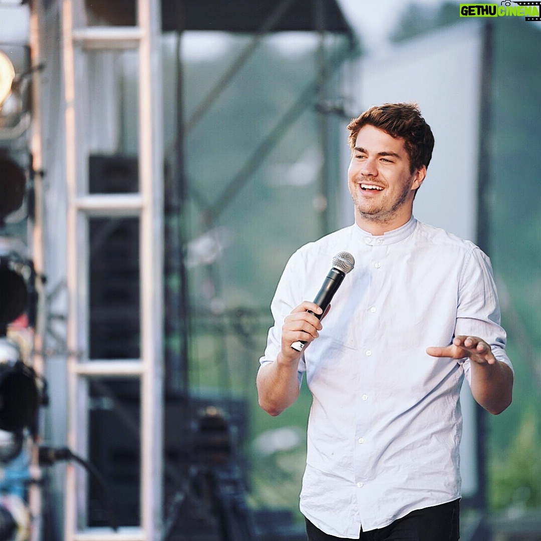 Julien Lacroix - 4.6K Likes - Merci @festivalhumour_at C’est pas une barbe parfaite encore, j’ai hâte d’avoir 26 ans ! Photo : @michelgrenier