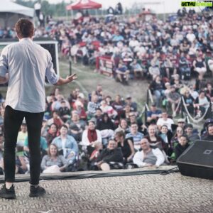 Julien Lacroix Instagram - Merci @festivalhumour_at C’est pas une barbe parfaite encore, j’ai hâte d’avoir 26 ans ! Photo : @michelgrenier