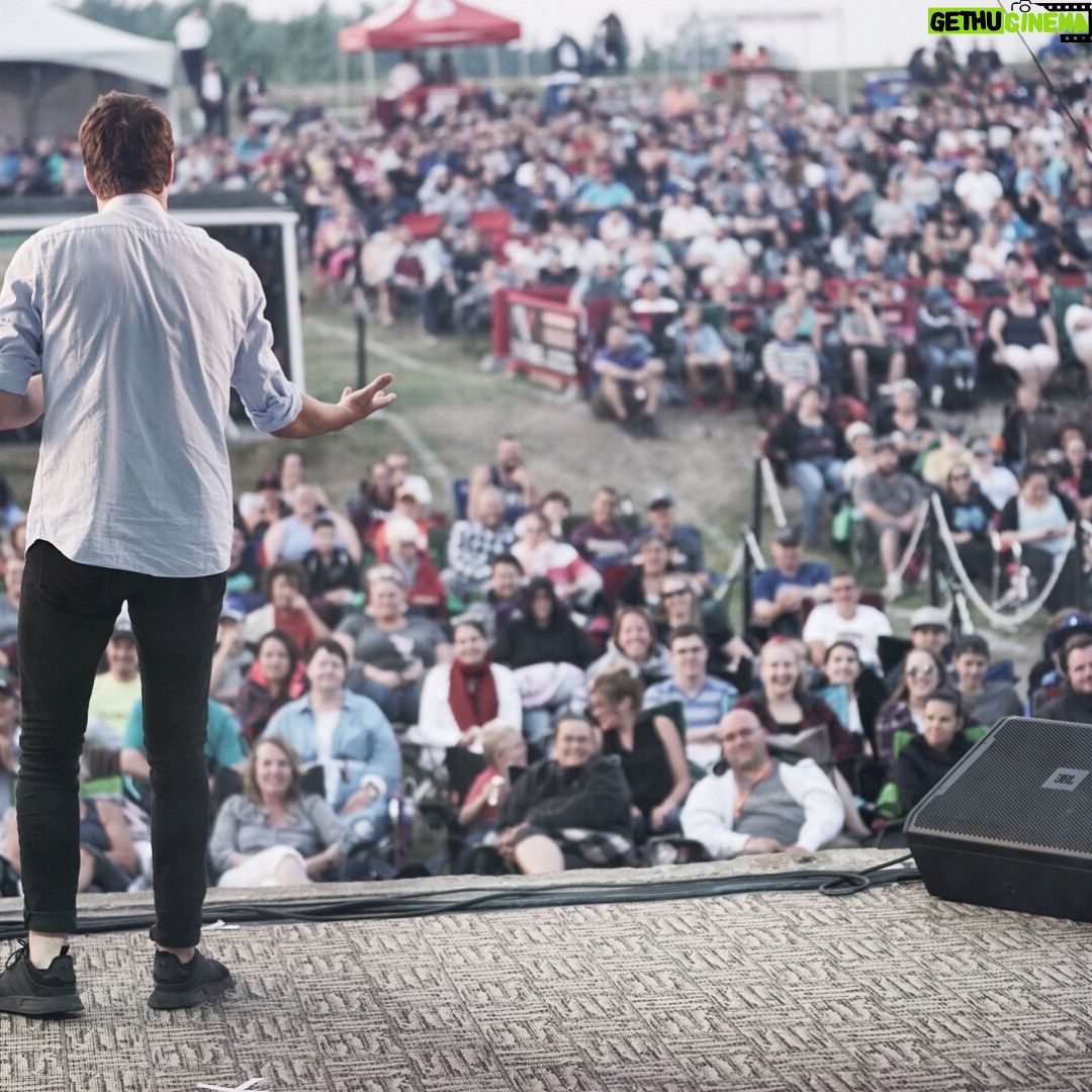 Julien Lacroix - 4.6K Likes - Merci @festivalhumour_at C’est pas une barbe parfaite encore, j’ai hâte d’avoir 26 ans ! Photo : @michelgrenier