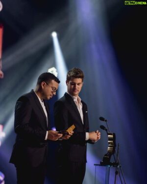 Julien Lacroix Instagram - Les remerciements de mon ami @mehdibousaidan et moi au gala @academiecdn !! On était tellement heureux de gagner ex équo « meilleur premier rôle dramatique » @BODOÜMphotographie