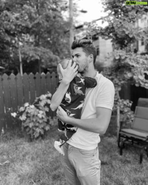 Julien Lacroix Instagram - Petit bonhomme a un an. 

Salut mon coeur de vie,
On savait que tu viendrais. T’es resté dans nos plans malgré l’ouragan. 

Merci d’être en santé et si souriant.

Merci de me rappeler c’est quoi la vie à travers tes yeux d’enfant. Des fois on se complique les choses rendu plus grand. 
 
Merci de me rappeler que les idées noires ne sont plus une option.

Merci d’être aussi pur.

Merci pour ton odeur. 

Merci de me rappeler que la sagesse c’est d’attendre en silence à la place d’avancer en hurlant. 

Merci d’avoir créé un lien à vie avec la meilleure maman de la terre. Ça vaut plus que toutes les promesses du monde. 

Merci à vous deux pour l’amour. On oublie trop souvent qu’aimer mal c’est aussi dangereux que l’indifférence. 

La vie c’est ce qu’on fait entre la naissance et la mort. Moi j’ai décidé que je serais là pour toi. 

Je t’aime, merci d’exister.