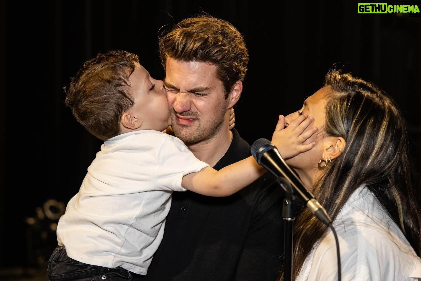 Julien Lacroix - 4.7K Likes - Hier soir, j’étais de retour à la salle Albert-Rousseau à Québec. 4 ans plus tard. Quelle soirée de fou! C’était du délire.
C’était la première fois que la petite famille m’accompagnait en coulisses. J’étais heureux et fébrile de vivre ça avec eux.
Merci au public d’avoir rempli la salle. Merci à l’équipe d’Albert Rousseau pour la confiance. Surtout, merci à ma famille de me suivre là-dedans!
Voici quelques citations des critiques qui ont assisté au spectacle d’hier.
« Le temps a bien fait les choses pour Julien Lacroix qui nous offre un spectacle hilarant rempli d’autodérision. Quel improvisateur remarquable! »
- Marika Sokoluk, 107.5 Rouge
« Retour réussi pour Julien Lacroix. Faisant preuve d’autodérision, l’humoriste
“cancellé” a reçu un accueil triomphal, hier, à la salle Albert-Rousseau. Le clown n’est plus triste. »
- Serge Drouin, CHOC 88,7
« Retour triomphant, rires à profusion et une bonne dose d’humilité: Julien est hilarant et en contrôle ! À voir absolument pour faire... sa propre opinion! »
- Patricia Vincent, CHOI 98,1
Nous ajoutons plein de supplémentaires et de nouvelles villes !!!!
Pour les villes que je n’ai pas encore eu la chance de visiter… Sachez que j’essaie fort! Écrivez à vos salles, ça fait toujours pencher la balance. :)
Julien.