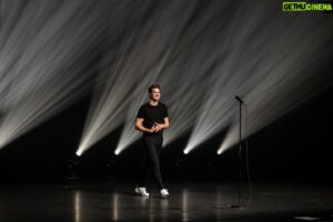 Julien Lacroix Instagram - Hier soir, j’étais de retour à la salle Albert-Rousseau à Québec. 4 ans plus tard. Quelle soirée de fou! C’était du délire.

C’était la première fois que la petite famille m’accompagnait en coulisses. J’étais heureux et fébrile de vivre ça avec eux.

Merci au public d’avoir rempli la salle. Merci à l’équipe d’Albert Rousseau pour la confiance. Surtout, merci à ma famille de me suivre là-dedans!

Voici quelques citations des critiques qui ont assisté au spectacle d’hier.

« Le temps a bien fait les choses pour Julien Lacroix qui nous offre un spectacle hilarant rempli d’autodérision. Quel improvisateur remarquable! »
- Marika Sokoluk, 107.5 Rouge

« Retour réussi pour Julien Lacroix. Faisant preuve d’autodérision, l’humoriste
“cancellé” a reçu un accueil triomphal, hier, à la salle Albert-Rousseau. Le clown n’est plus triste. »
- Serge Drouin, CHOC 88,7

« Retour triomphant, rires à profusion et une bonne dose d’humilité: Julien est hilarant et en contrôle ! À voir absolument pour faire... sa propre opinion! »
- Patricia Vincent, CHOI 98,1

Nous ajoutons plein de supplémentaires et de nouvelles villes !!!!

Pour les villes que je n’ai pas encore eu la chance de visiter… Sachez que j’essaie fort! Écrivez à vos salles, ça fait toujours pencher la balance. :)

Julien.