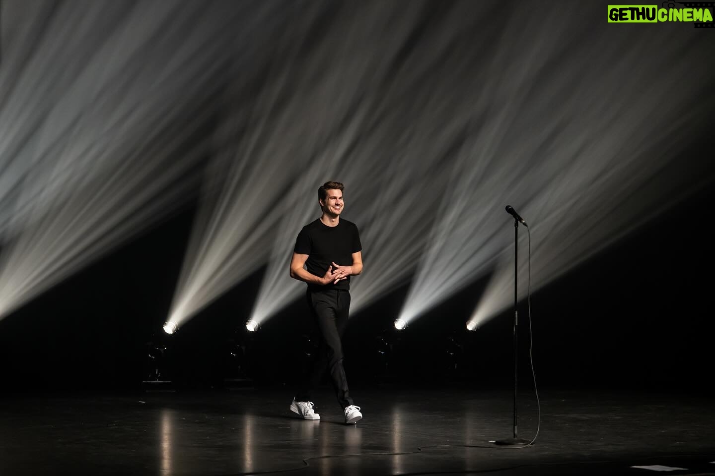 Julien Lacroix - 4.7K Likes - Hier soir, j’étais de retour à la salle Albert-Rousseau à Québec. 4 ans plus tard. Quelle soirée de fou! C’était du délire.
C’était la première fois que la petite famille m’accompagnait en coulisses. J’étais heureux et fébrile de vivre ça avec eux.
Merci au public d’avoir rempli la salle. Merci à l’équipe d’Albert Rousseau pour la confiance. Surtout, merci à ma famille de me suivre là-dedans!
Voici quelques citations des critiques qui ont assisté au spectacle d’hier.
« Le temps a bien fait les choses pour Julien Lacroix qui nous offre un spectacle hilarant rempli d’autodérision. Quel improvisateur remarquable! »
- Marika Sokoluk, 107.5 Rouge
« Retour réussi pour Julien Lacroix. Faisant preuve d’autodérision, l’humoriste
“cancellé” a reçu un accueil triomphal, hier, à la salle Albert-Rousseau. Le clown n’est plus triste. »
- Serge Drouin, CHOC 88,7
« Retour triomphant, rires à profusion et une bonne dose d’humilité: Julien est hilarant et en contrôle ! À voir absolument pour faire... sa propre opinion! »
- Patricia Vincent, CHOI 98,1
Nous ajoutons plein de supplémentaires et de nouvelles villes !!!!
Pour les villes que je n’ai pas encore eu la chance de visiter… Sachez que j’essaie fort! Écrivez à vos salles, ça fait toujours pencher la balance. :)
Julien.