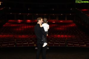 Julien Lacroix Instagram - Hier soir, j’étais de retour à la salle Albert-Rousseau à Québec. 4 ans plus tard. Quelle soirée de fou! C’était du délire.

C’était la première fois que la petite famille m’accompagnait en coulisses. J’étais heureux et fébrile de vivre ça avec eux.

Merci au public d’avoir rempli la salle. Merci à l’équipe d’Albert Rousseau pour la confiance. Surtout, merci à ma famille de me suivre là-dedans!

Voici quelques citations des critiques qui ont assisté au spectacle d’hier.

« Le temps a bien fait les choses pour Julien Lacroix qui nous offre un spectacle hilarant rempli d’autodérision. Quel improvisateur remarquable! »
- Marika Sokoluk, 107.5 Rouge

« Retour réussi pour Julien Lacroix. Faisant preuve d’autodérision, l’humoriste
“cancellé” a reçu un accueil triomphal, hier, à la salle Albert-Rousseau. Le clown n’est plus triste. »
- Serge Drouin, CHOC 88,7

« Retour triomphant, rires à profusion et une bonne dose d’humilité: Julien est hilarant et en contrôle ! À voir absolument pour faire... sa propre opinion! »
- Patricia Vincent, CHOI 98,1

Nous ajoutons plein de supplémentaires et de nouvelles villes !!!!

Pour les villes que je n’ai pas encore eu la chance de visiter… Sachez que j’essaie fort! Écrivez à vos salles, ça fait toujours pencher la balance. :)

Julien.