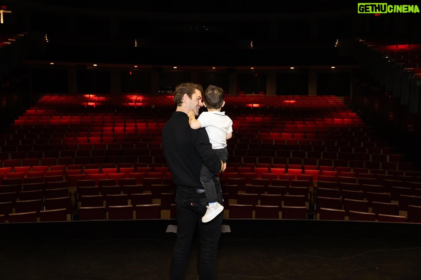 Julien Lacroix - 4.7K Likes - Hier soir, j’étais de retour à la salle Albert-Rousseau à Québec. 4 ans plus tard. Quelle soirée de fou! C’était du délire.
C’était la première fois que la petite famille m’accompagnait en coulisses. J’étais heureux et fébrile de vivre ça avec eux.
Merci au public d’avoir rempli la salle. Merci à l’équipe d’Albert Rousseau pour la confiance. Surtout, merci à ma famille de me suivre là-dedans!
Voici quelques citations des critiques qui ont assisté au spectacle d’hier.
« Le temps a bien fait les choses pour Julien Lacroix qui nous offre un spectacle hilarant rempli d’autodérision. Quel improvisateur remarquable! »
- Marika Sokoluk, 107.5 Rouge
« Retour réussi pour Julien Lacroix. Faisant preuve d’autodérision, l’humoriste
“cancellé” a reçu un accueil triomphal, hier, à la salle Albert-Rousseau. Le clown n’est plus triste. »
- Serge Drouin, CHOC 88,7
« Retour triomphant, rires à profusion et une bonne dose d’humilité: Julien est hilarant et en contrôle ! À voir absolument pour faire... sa propre opinion! »
- Patricia Vincent, CHOI 98,1
Nous ajoutons plein de supplémentaires et de nouvelles villes !!!!
Pour les villes que je n’ai pas encore eu la chance de visiter… Sachez que j’essaie fort! Écrivez à vos salles, ça fait toujours pencher la balance. :)
Julien.