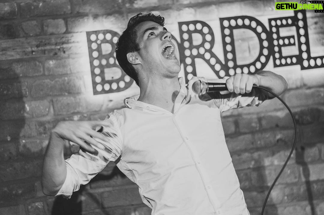 Julien Lacroix - 4.9K Likes - Vous riez mais c’est un gros cri à l’aide mon affaire!! Pleins de nouvelles dates pour mon one man show !!!! “Jusqu’ici tout va bien” !! Merci vous êtes tellement gentils !! Billets dans ma bio ! Merci @andre.beaupre pour la photo !