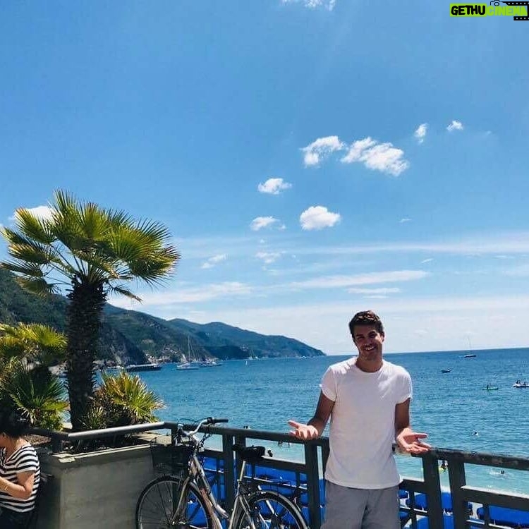 Julien Lacroix - 5.5K Likes - En Italie pour voir ma famille ! @monsieuryannickdemartino, @perizz et @ricardotrogi aucune trace de vos familles, vous êtes vraiment des purs Québécois.