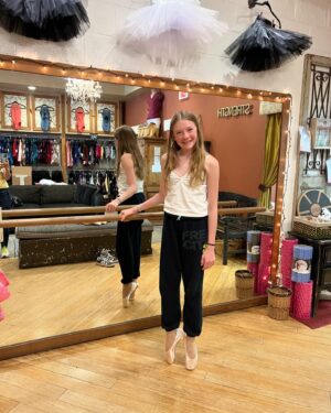 Juliet Donenfeld Instagram - Fitted for point shoes 🩰 today
.
.
#dancer #ballet #ballerinagirl #pointshoes #thedancestore
