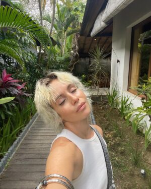 Juliette Marsault Instagram - Si vous me cherchez je suis là posey à Bali en train d’élever la fréquence vibratoire de mon âme 🫶🏻 
Namaste Beetches 🙏🏻👑