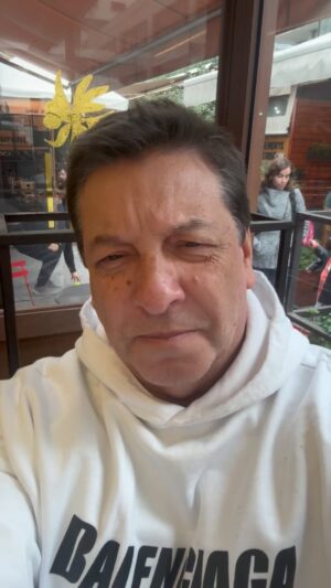 Julio César Rodríguez Instagram - Que pasa cuando una pequeña hermosa se acerca a tu mesa a pedirte una foto porque le dicen Julio César o Jc en el colegio? Pasa esto!!!Demasiado simpática y amorosa Julieta! Tienes un ángel único, la mejor de todas las personas que me han pedido foto hoy! Y a Uds los del colegio no la molesten!!!♥️. De pasada les cuento que viene un regalo increíble a los suscritos en nuestro canal de YouTube @somosyuly