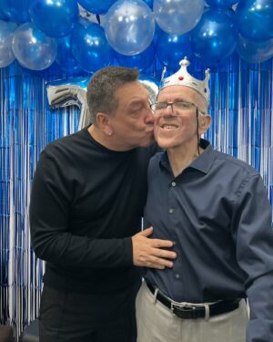 Julio César Rodríguez Instagram - Feliz día viejo! Te recuerdo con cariño. Sé que fuiste el mejor papá que pudiste! Con lo bueno y con lo malo gracias por lo que me entregaste. Por heredarme tu humor y bondad.

Por ver la vida con optimismo a pesar de las tormentas de todo tipo que nos tocó vivir! Por tus frases memorables: “que se webea en Chile como será en Checoslovaquia que tiene más letras?”Jajaja o esa: “Esta todo pagado” jajaja o ese consejo antes de irte “oye weon cuando te pregunten cuánto ganas tenis que tener respuesta mira: Menos de lo que la gente piensa y más de lo que pensé ganar en mis putos sueños” Jajajajaa!

Gracias por enseñarme a manejar a los 13 a nadar a los 8 a cuidarme solo a los 12 con las clases más rudas que conocí! Teóricas y prácticas! Que estés bien por allá donde te fuiste con tanta paz! ♥️