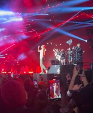 Julio César Rodríguez Instagram - Maravilloso ayer ver a @jere.klein haciendo su primer @movistararena repleto de gente coreando todas sus canciones!!! No hay límites querido para tu carrera! ♥️