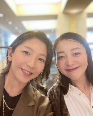 Jun Sena Instagram - ⁡
⁡
月組観劇前に彩乃先輩とランチしました。
⁡
なんと！ご馳走になってしまいました！！
そろそろご自身の誕生日が近づいて来たからでしょうか……何か思惑がある様な気がしてなりません……。
⁡
そして真っ白な素敵なワンピース。
お似合いです、眩しいです……笑顔も爆笑も眩しいです……が、その笑顔の裏に隠された何かがある様な気がしてなりません……。
⁡
携帯ケースもさり気なくミッフィーがあしらわれています。
え、ホントにミッフィー？
振り向いたらわっるい顔したただの兎って事も無きにしも非ずな気がしてなりません……。
⁡
とにかく、先輩、ご馳走様でした！！
(震える……😨)
⁡
⁡
#彩乃かなみ さん
#ランチ
#印象操作 笑