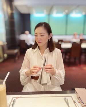 Jun Sena Instagram - ⁡
⁡
月組観劇前に彩乃先輩とランチしました。
⁡
なんと！ご馳走になってしまいました！！
そろそろご自身の誕生日が近づいて来たからでしょうか……何か思惑がある様な気がしてなりません……。
⁡
そして真っ白な素敵なワンピース。
お似合いです、眩しいです……笑顔も爆笑も眩しいです……が、その笑顔の裏に隠された何かがある様な気がしてなりません……。
⁡
携帯ケースもさり気なくミッフィーがあしらわれています。
え、ホントにミッフィー？
振り向いたらわっるい顔したただの兎って事も無きにしも非ずな気がしてなりません……。
⁡
とにかく、先輩、ご馳走様でした！！
(震える……😨)
⁡
⁡
#彩乃かなみ さん
#ランチ
#印象操作 笑