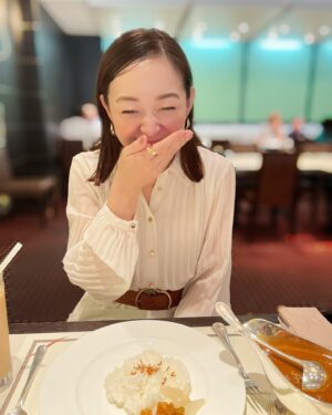Jun Sena Instagram - ⁡
⁡
月組観劇前に彩乃先輩とランチしました。
⁡
なんと！ご馳走になってしまいました！！
そろそろご自身の誕生日が近づいて来たからでしょうか……何か思惑がある様な気がしてなりません……。
⁡
そして真っ白な素敵なワンピース。
お似合いです、眩しいです……笑顔も爆笑も眩しいです……が、その笑顔の裏に隠された何かがある様な気がしてなりません……。
⁡
携帯ケースもさり気なくミッフィーがあしらわれています。
え、ホントにミッフィー？
振り向いたらわっるい顔したただの兎って事も無きにしも非ずな気がしてなりません……。
⁡
とにかく、先輩、ご馳走様でした！！
(震える……😨)
⁡
⁡
#彩乃かなみ さん
#ランチ
#印象操作 笑